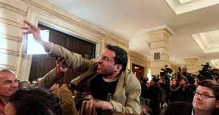 Iraqi shoe-thrower Muntazer al-Zaidi freed from jail